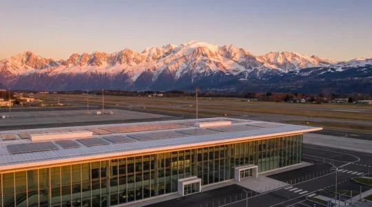 Vue panoramique de l'aéroport de Genève avec les sommets enneigés des Alpes en arrière-plan