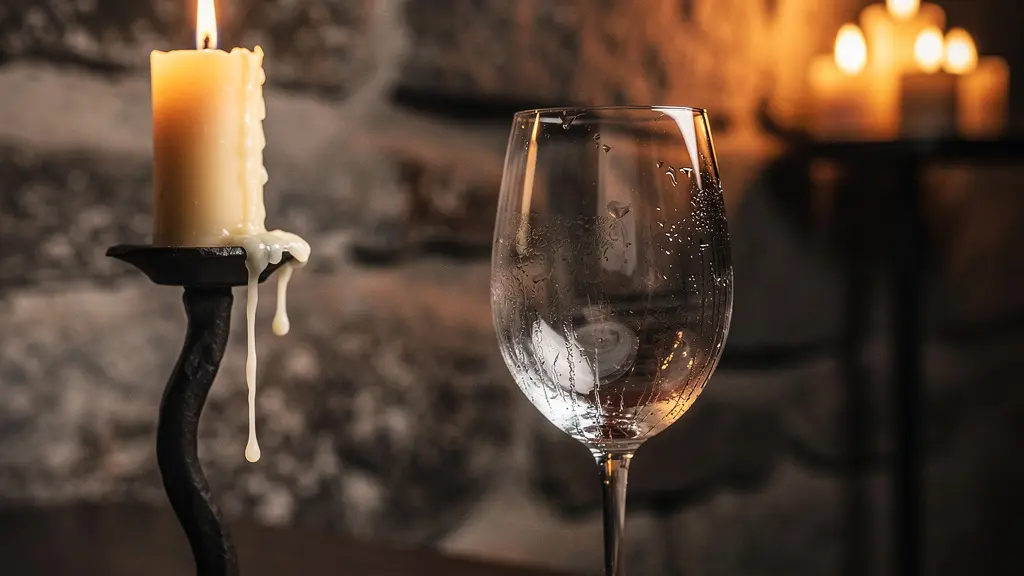 Dîner intime dans une cave voûtée historique de Genève éclairée à la bougie avec une table dressée pour deux personnes