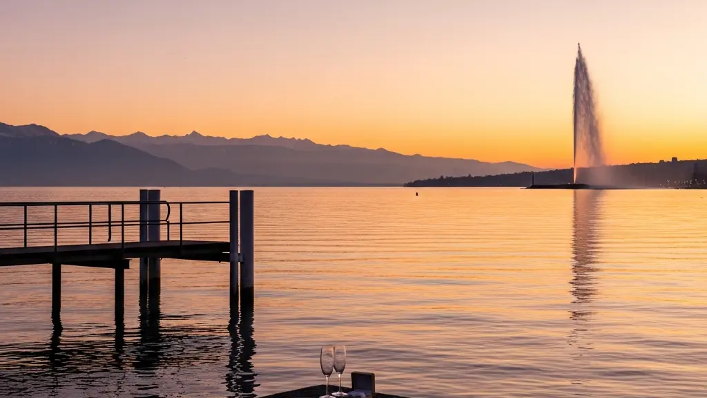 Vue panoramique du lac Léman à Genève au coucher du soleil avec le Jet d'eau en arrière-plan, évoquant une atmosphère romantique pour une demande en mariage surprise