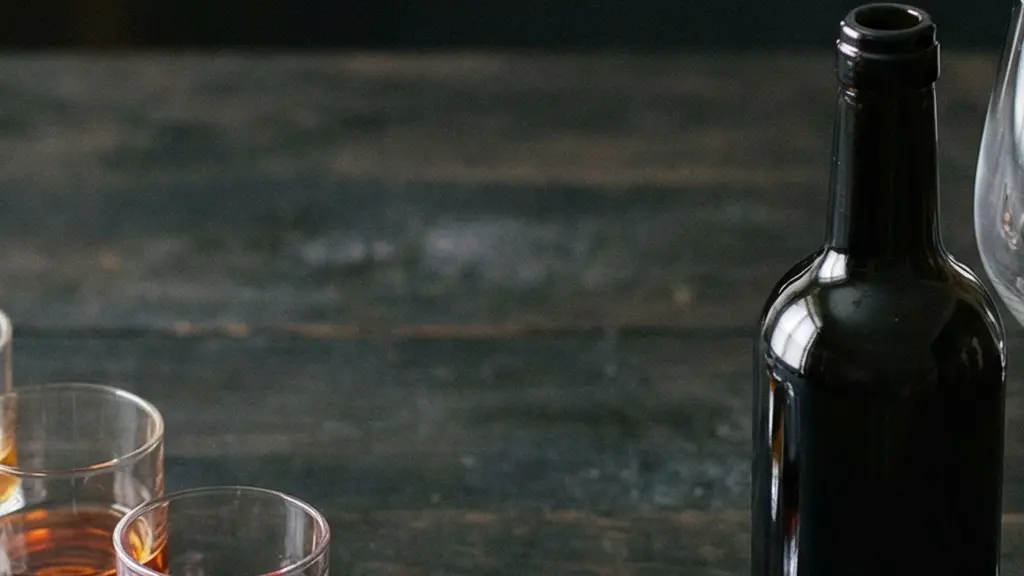 Deux options de vin mises en scène sur une table : plusieurs petits verres d’un côté et une bouteille non étiquetée de l’autre, pour illustrer le choix.