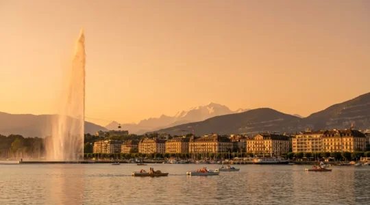 Vue panoramique de Genève avec le jet d'eau et le lac Léman, entourée des Alpes