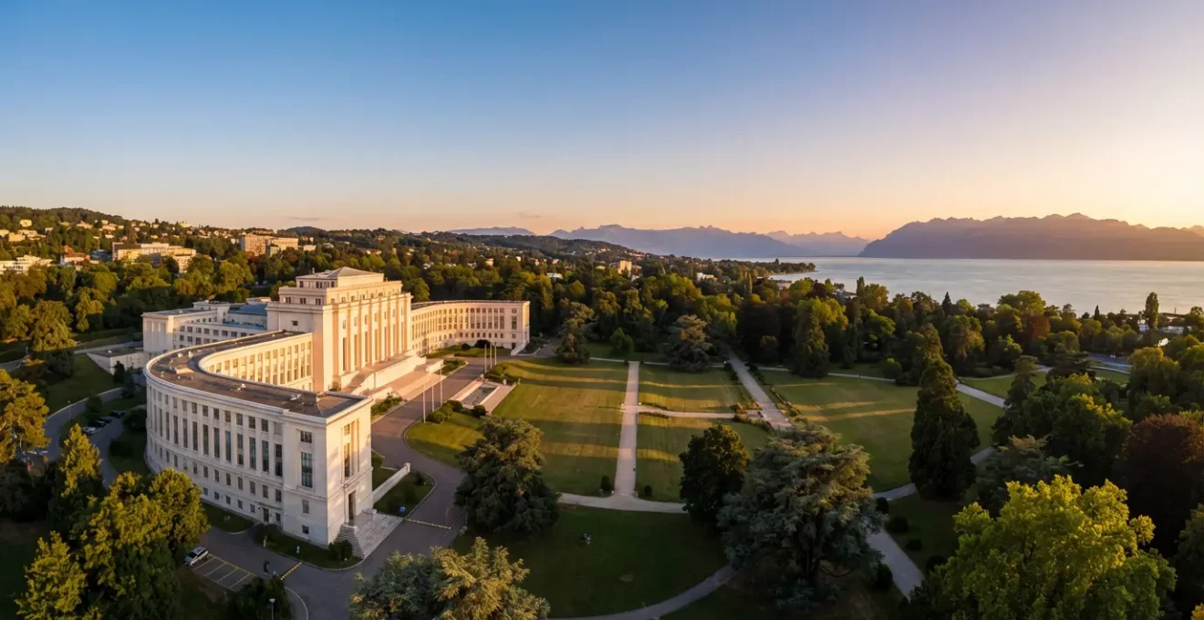 Vue panoramique du Palais des Nations depuis le parc de l'Ariana avec le jet d'eau de Genève en arrière-plan