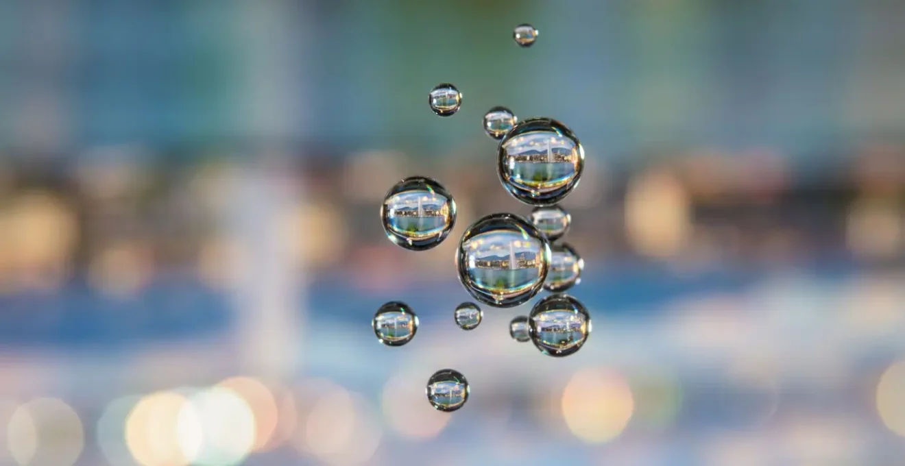 Vue panoramique depuis le Salève montrant Genève, le lac et le Jet d'Eau en contrebas