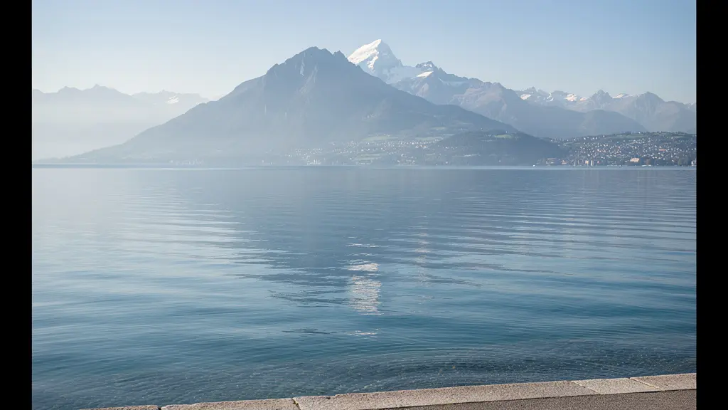 Vue photoréaliste du Lac Léman et du mont Môle depuis Genève, évoquant la perspective du tableau de 1444.