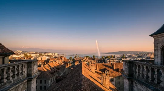 Vue panoramique sur Genève et le Jet d'Eau depuis les hauteurs de la cathédrale Saint-Pierre